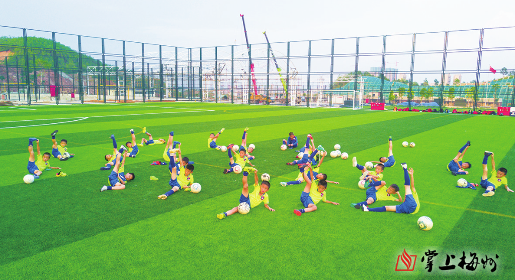 球王故里新名片足球小镇露峥嵘五华不止中甲赛区绿茵场将点亮更多梦想