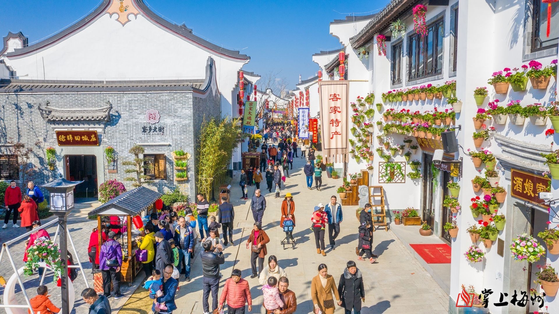 客都人家康养文旅综合体老街,游人如织热闹非凡.