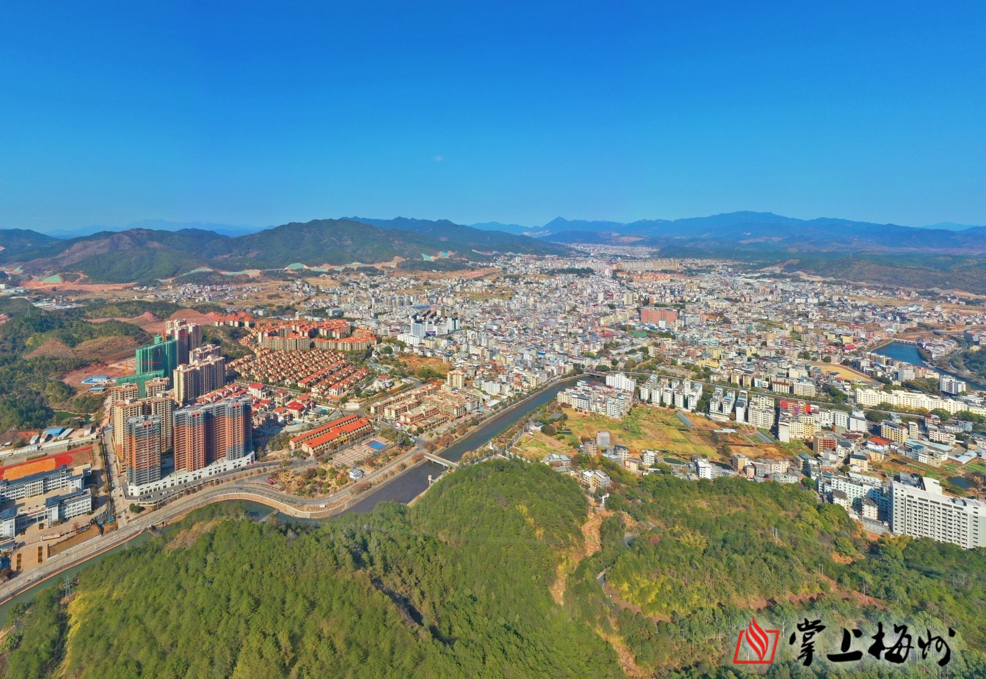 平远县全力推进全国县级文明城市创建工作精致小城新风拂文明花开满城