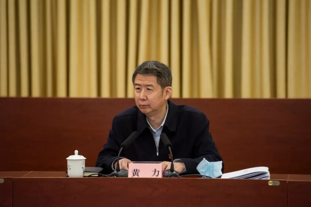 随后,蒋万军代表领导班子作对照检查,其他领导班子成