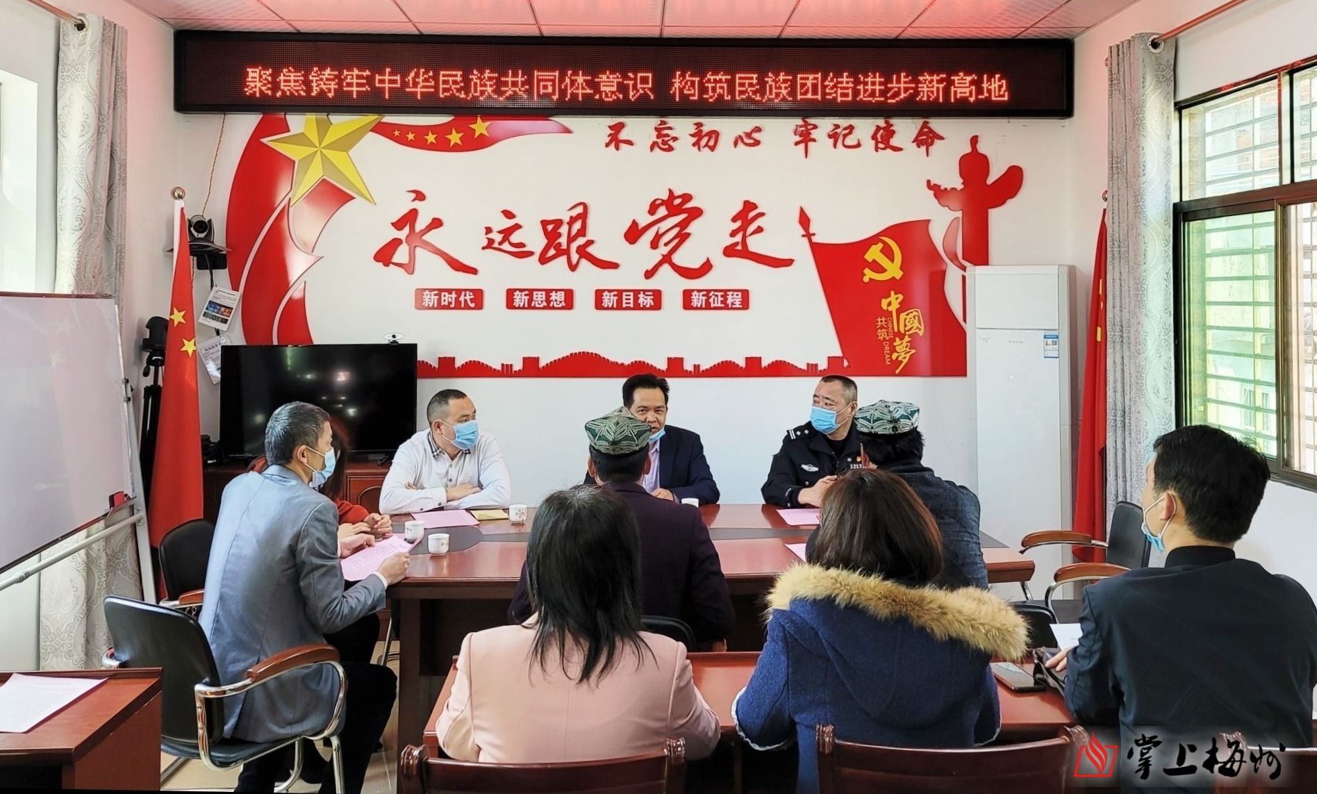 活动现场,市委统战部,市民族宗教局工作人员向各少数民族群众宣传党和