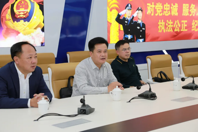 县委办主任杨自强,大埔县副县长,县公安局党委书记,局长赖宽等陪同