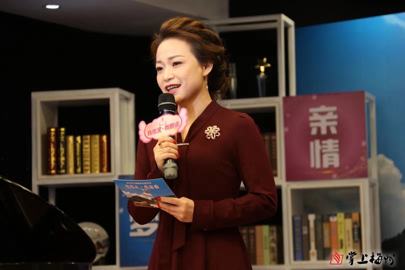 在兴宁市广播电视台,记者陈欣正在准备当天的主持稿.