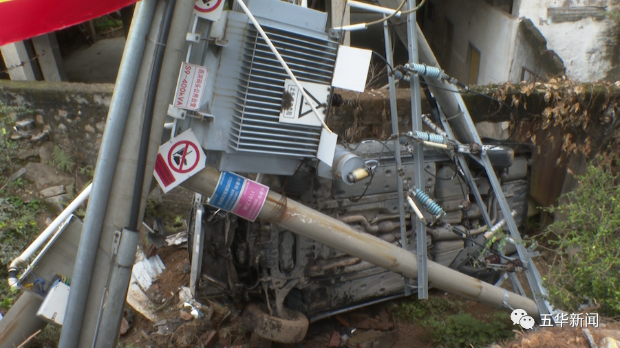 小车冲下陡坡撞毁变压器五华水寨350多户用户停电