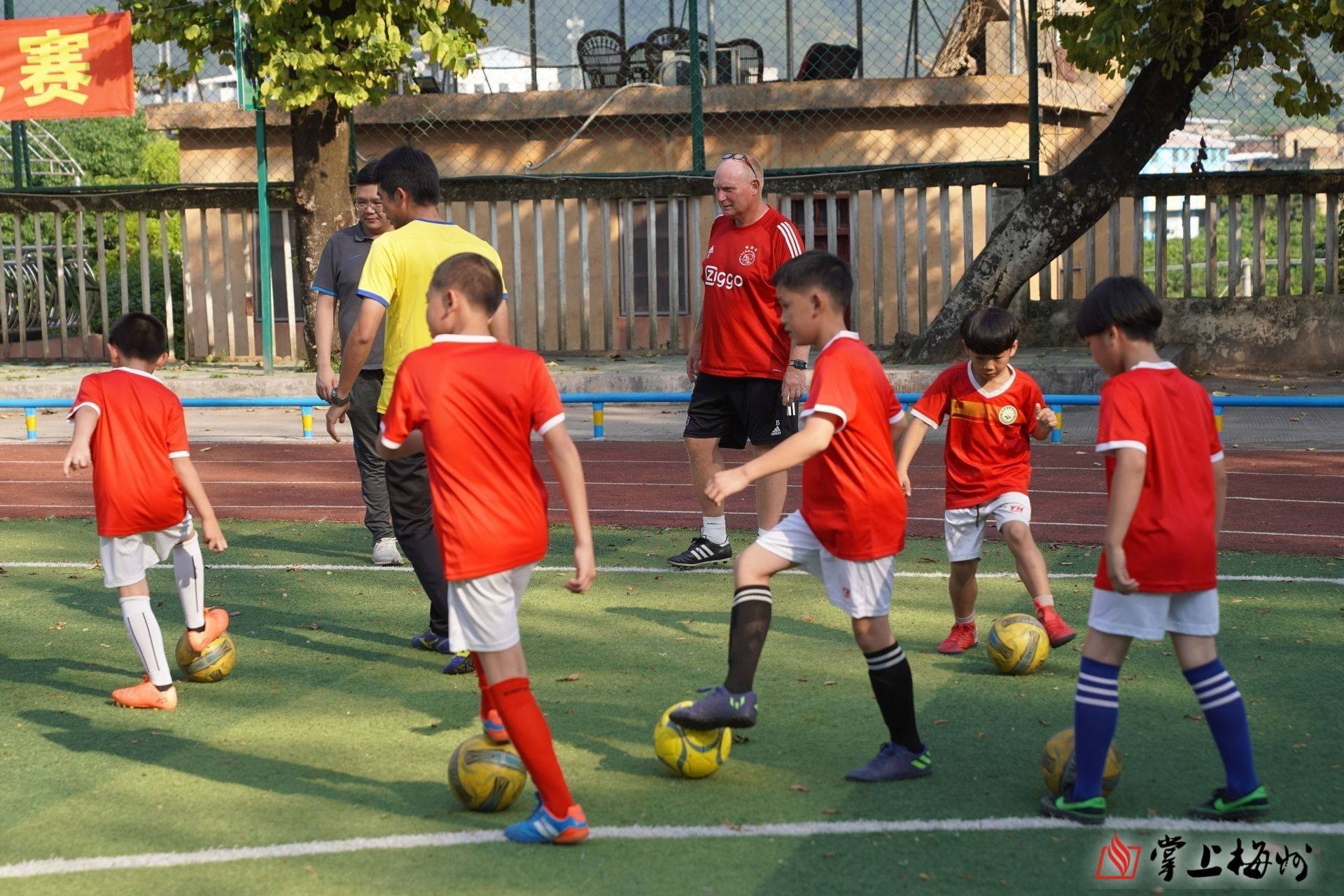 深耕基层培育足球新苗梅县富力足校满天星训练营有序推进