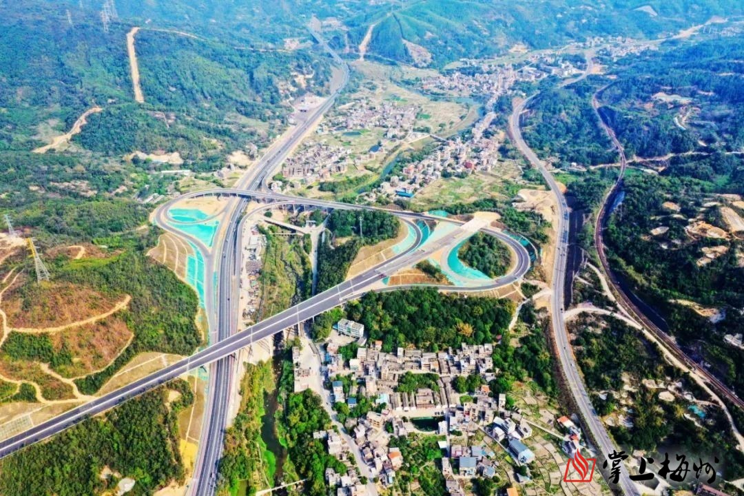 大路穿群山小路通心间大丰华高速施工便道变身致富路