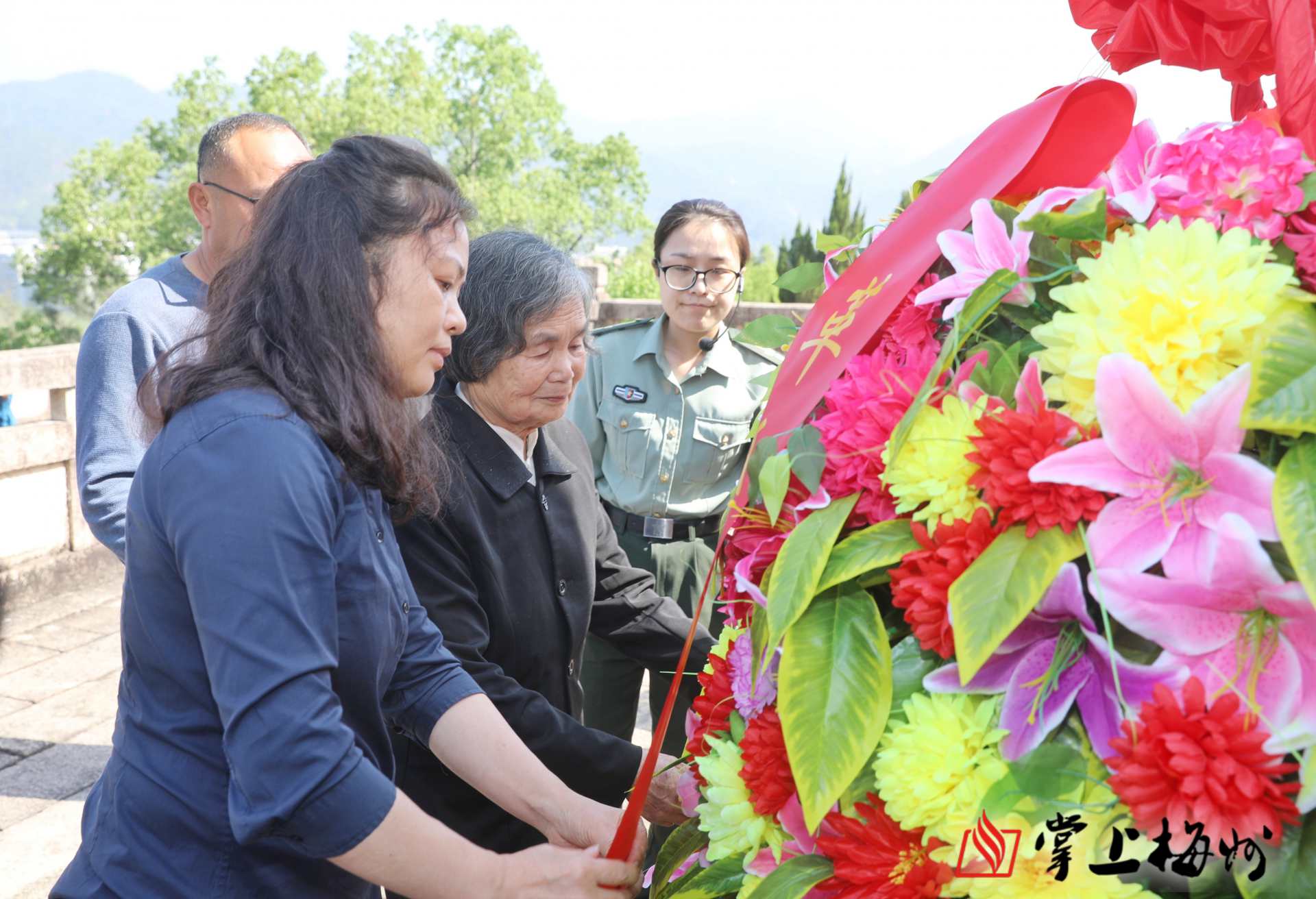 蔡晴川烈士后代到大埔三河坝战役纪念园敬献鲜花祭奠亲人