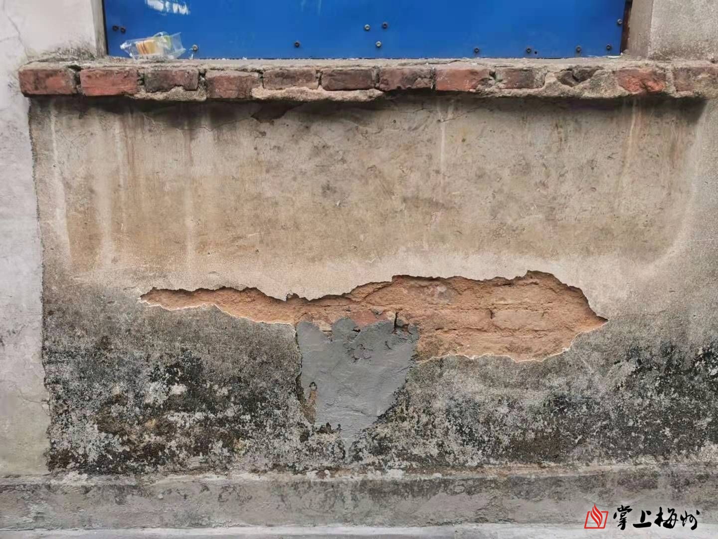 梅江区一老旧住宅楼墙皮脱落成隐患,曾有住户被砸中.