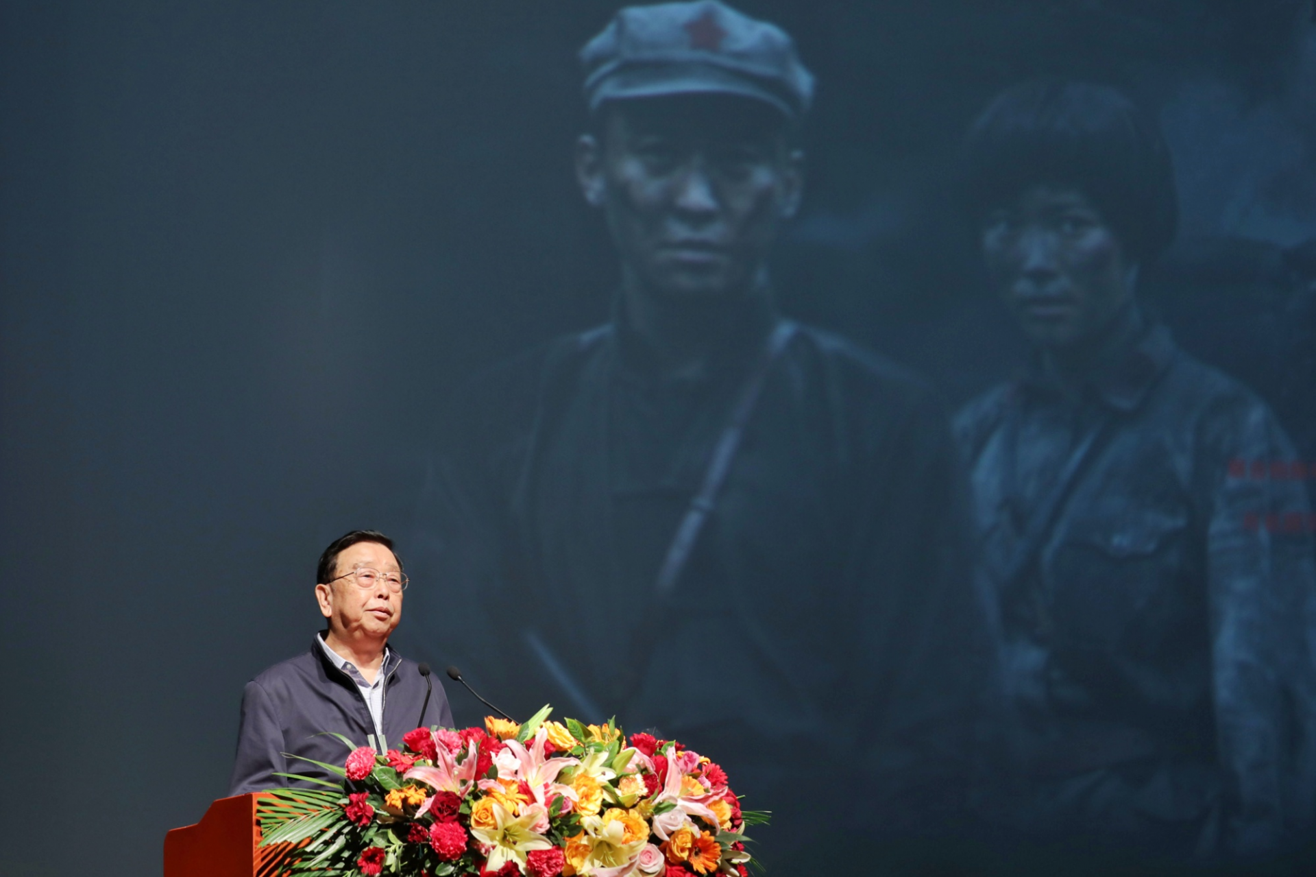 烈士家属代表张粤飞,中央组织部干部二局原副局长张家顺,中央党史和