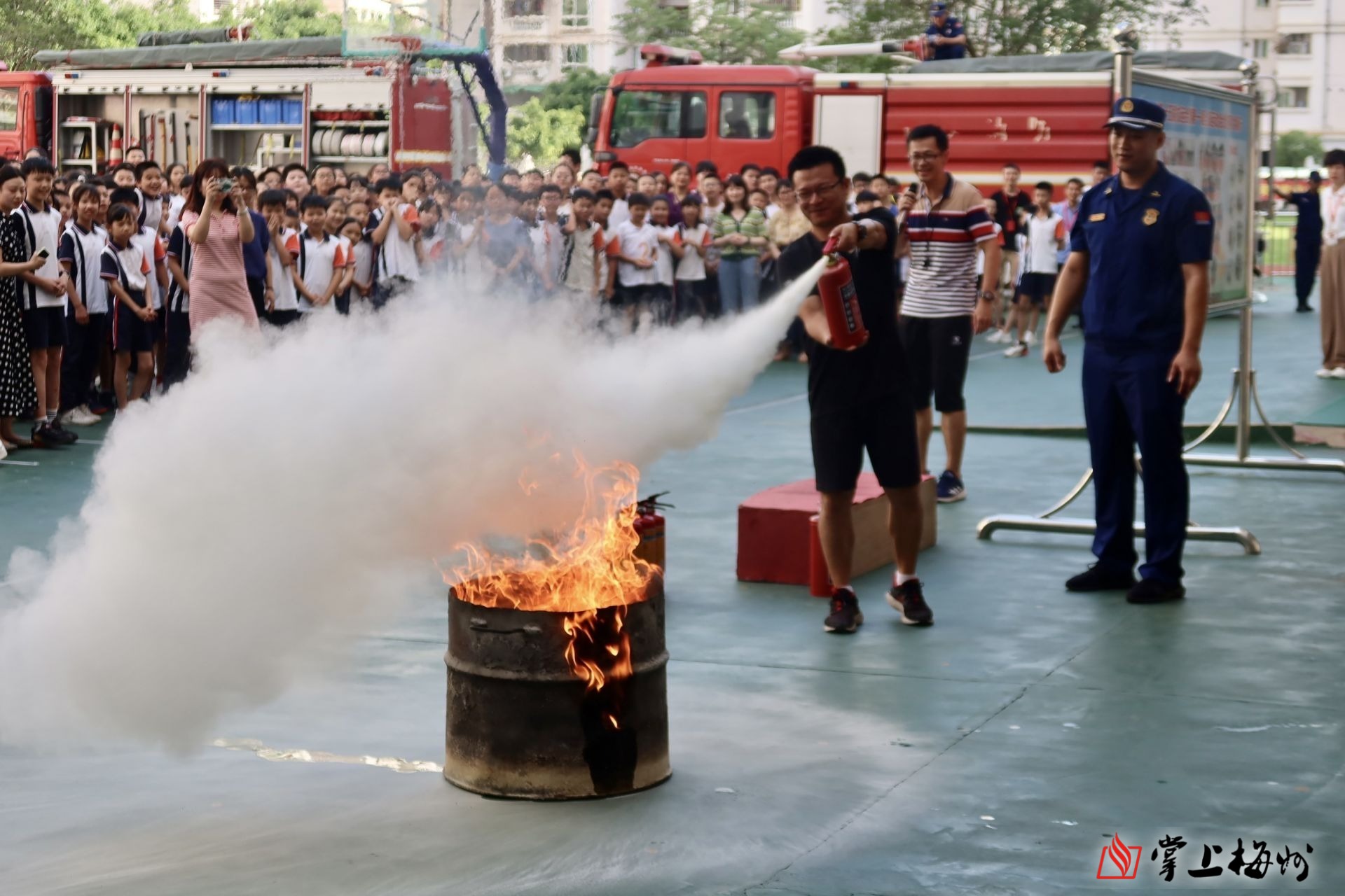 新技能get梅江区客都小学开展消防演练活动师生实战学逃生