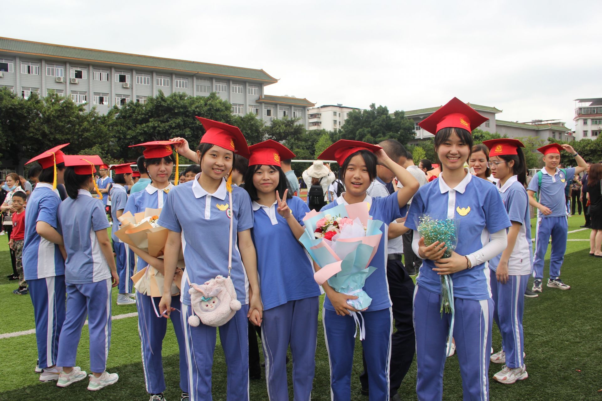 梅县宪梓中学校服图片