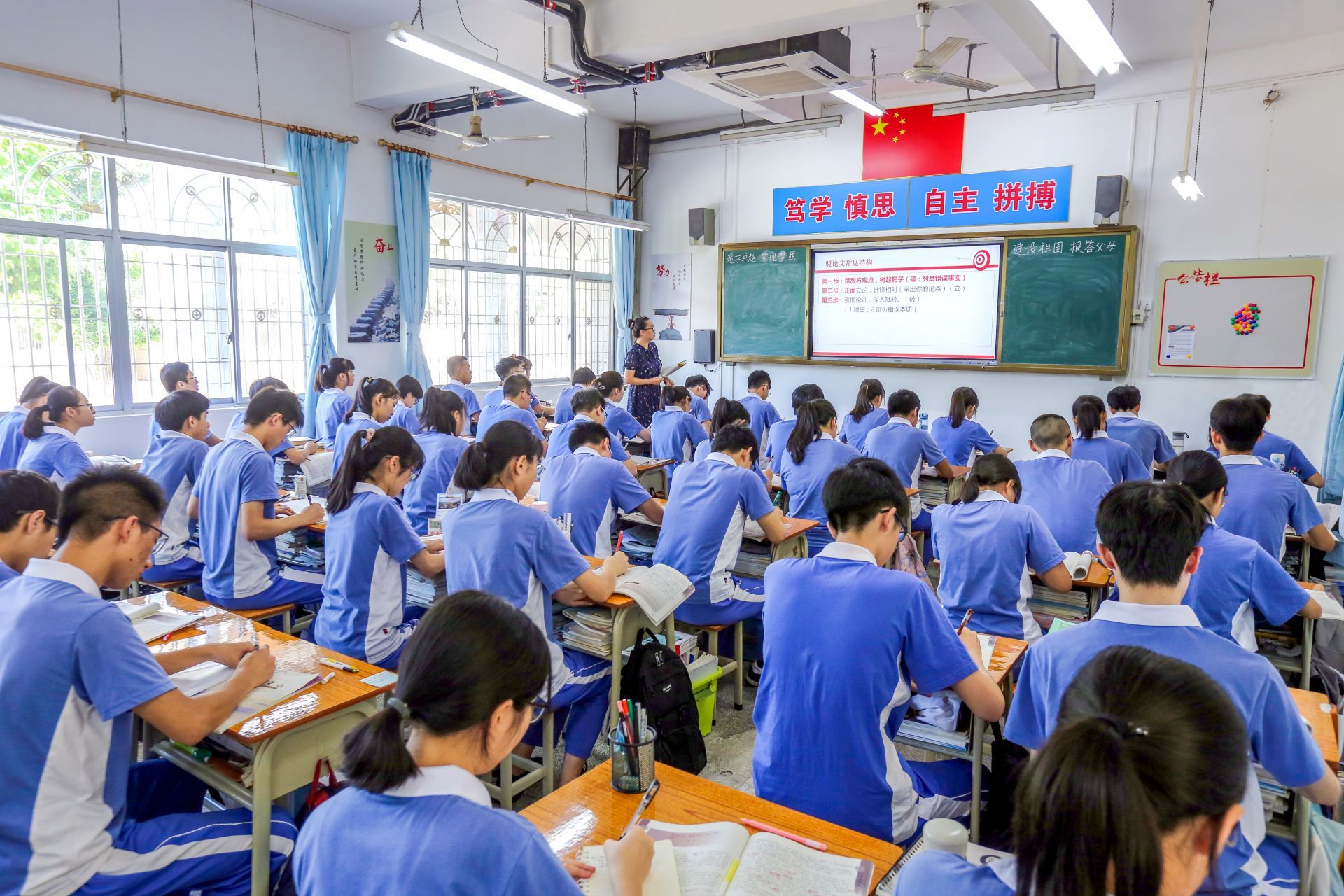 梅县宪梓中学校服图片