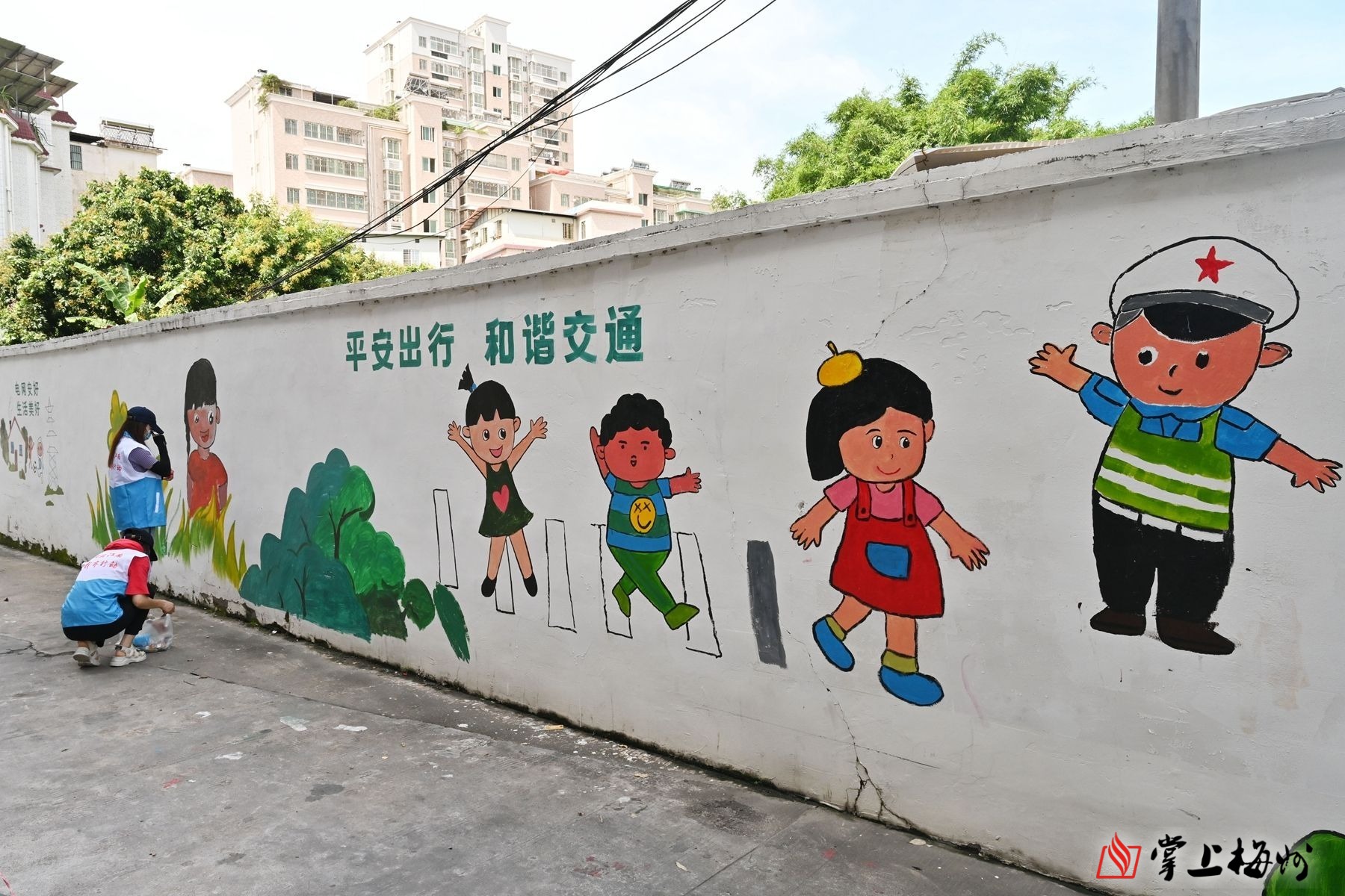 手绘文明墙扮靓文明城他们为梅城增添了一抹亮丽的色彩