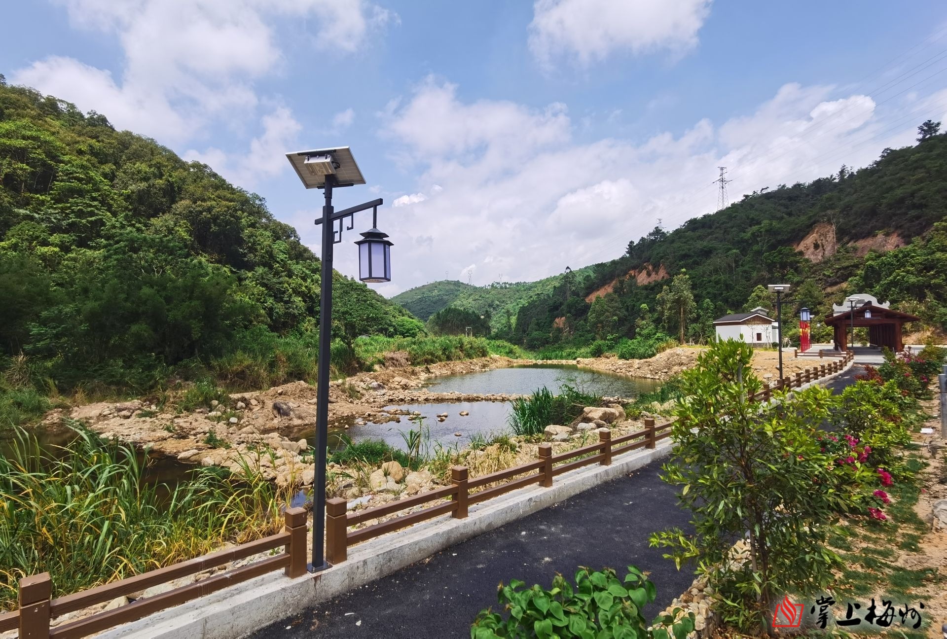 汤坑镇一溪两岸环境美化,亮化提升工程基本完工.(汤坑镇 供图)