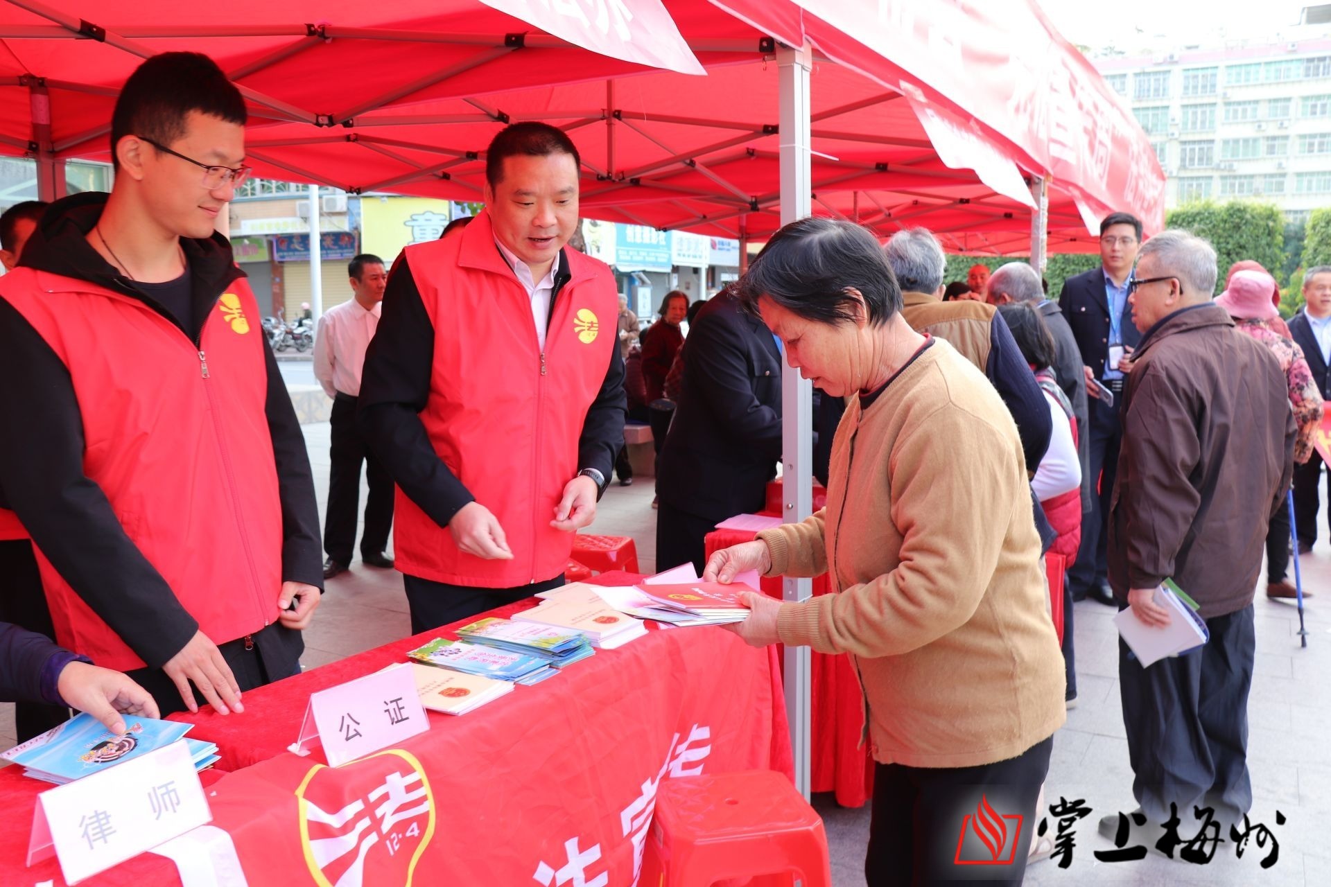 一直积极探索完善人民调解,一村(社区)一法律顾问,群防群治三位一体