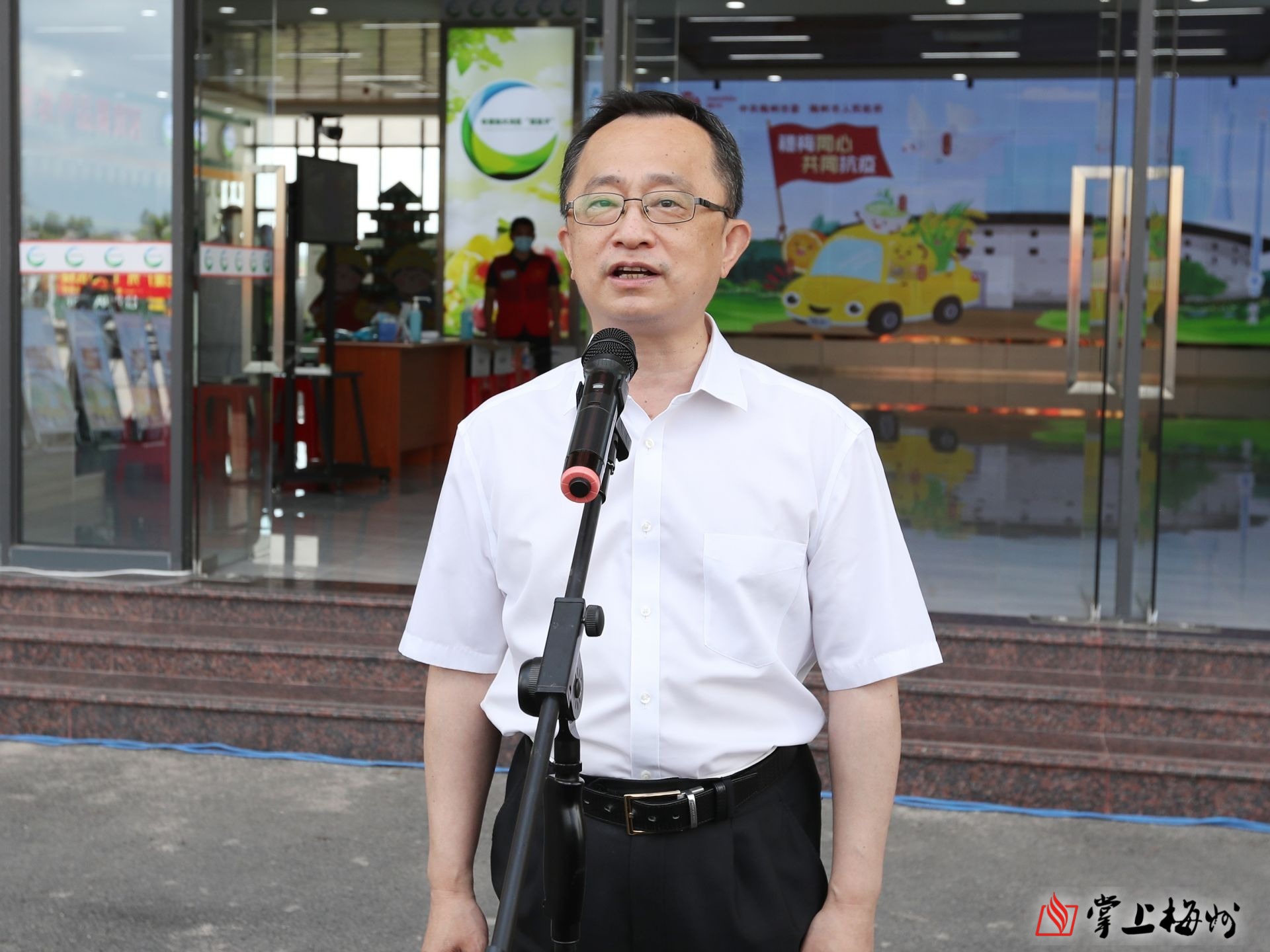 市委书记陈敏宣布支援广州同心抗疫捐赠发车,市长张爱军参加仪式并作