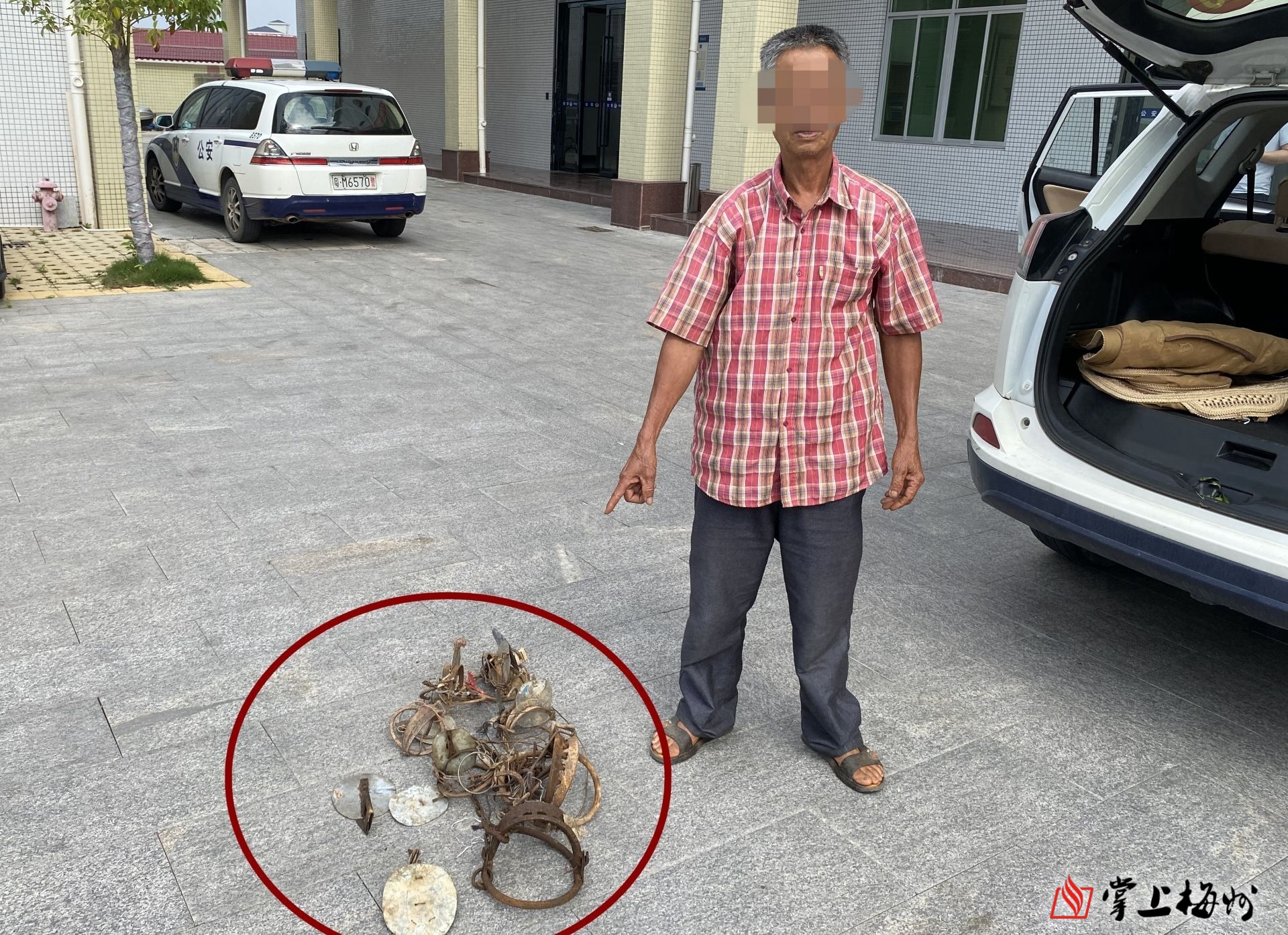 缴获捕兽夹6个销毁捕鸟网2300平方米你抓动物阿sir抓你