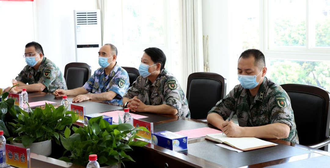 在与梅州军分区,96715部队官兵座谈时,朱汉东,熊锋松向他们致以节日的