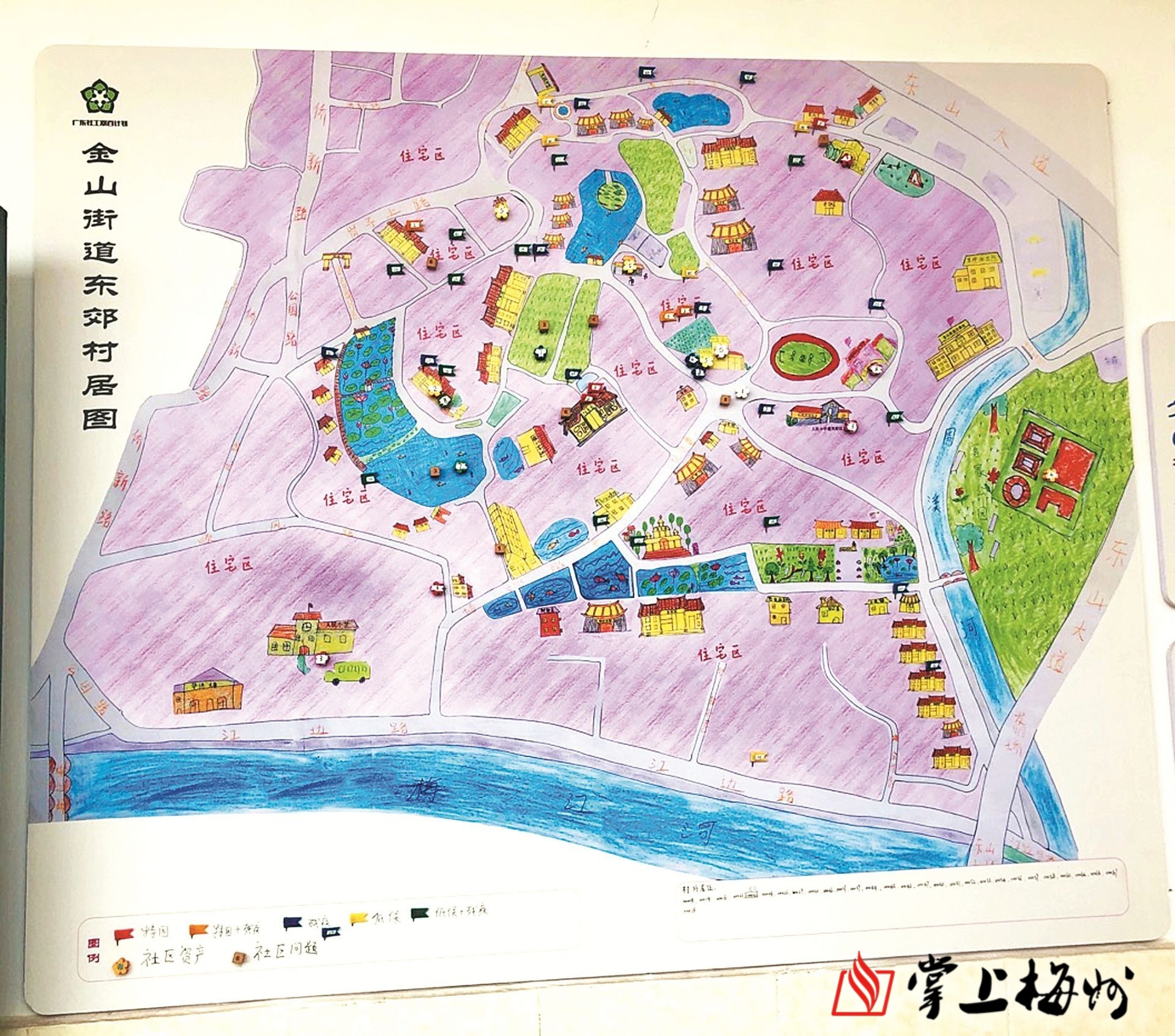 在金山社工站的一面墙上,有这么一幅手绘地图,地图涵盖东郊村,小溪唇