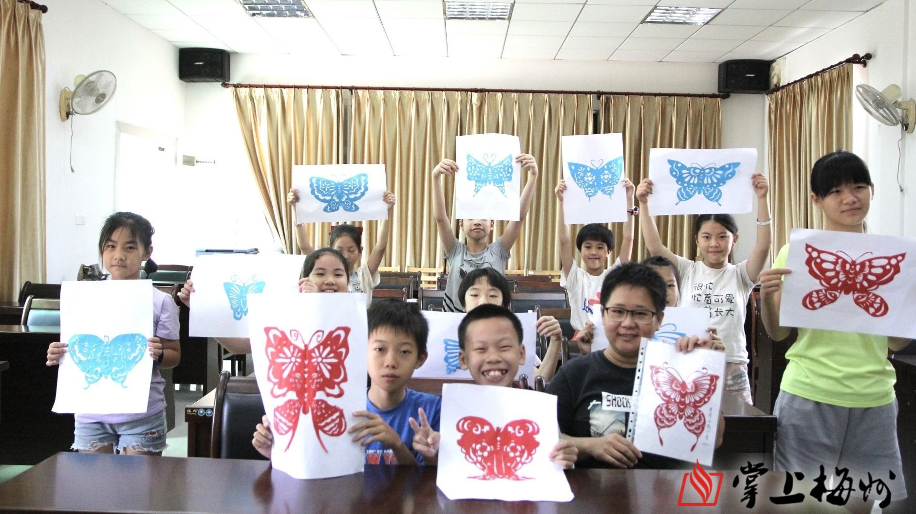 孩子们展示在剪纸课上完成的艺术作品. (吴海清 摄)