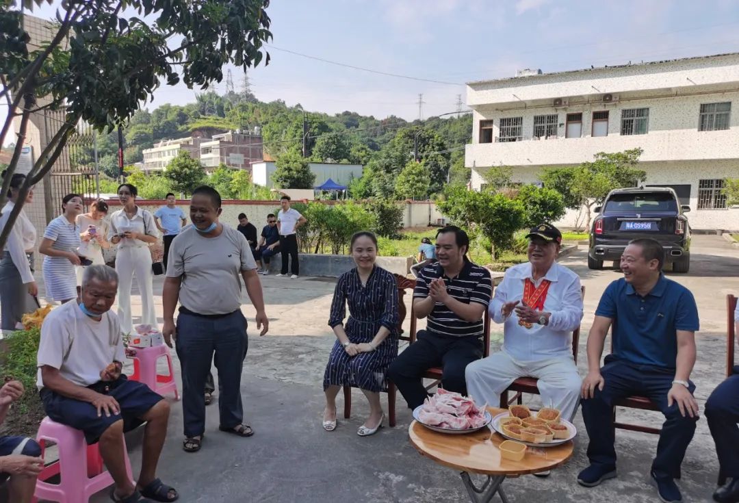 杰出乡贤许应裘先生到丰顺县留隍镇敬老院开展中秋慰问活动