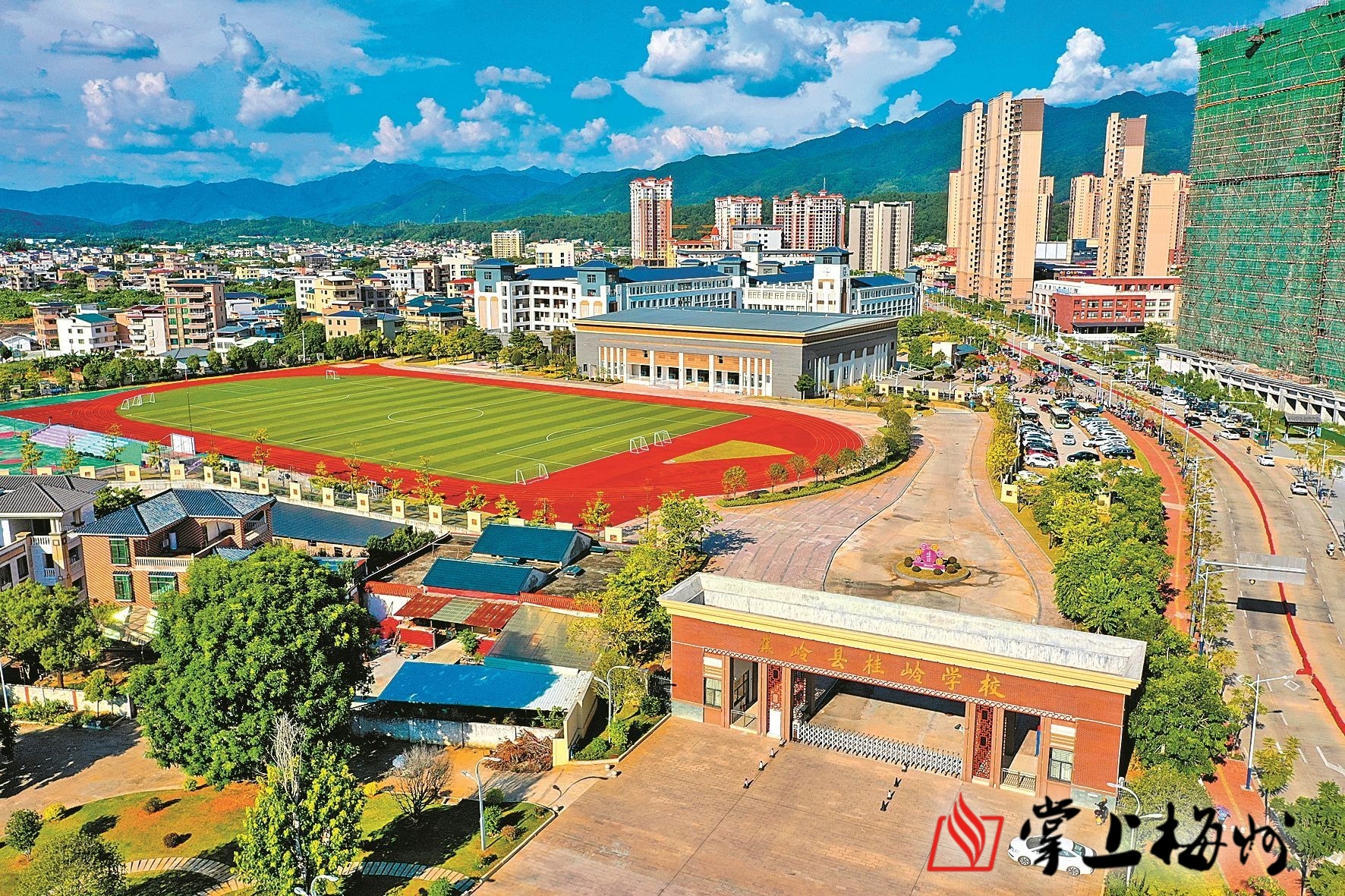 提振师生精气神的桂岭学校,以"厚德折桂,大智越岭"为校训,以蕉岭历史