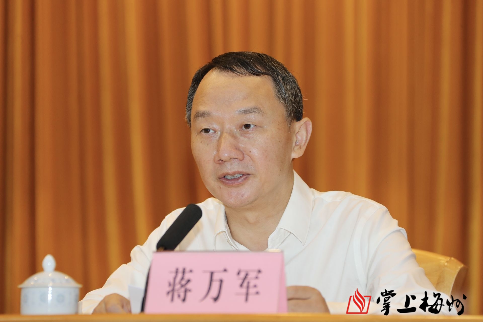 蒋万军宣读《关于通报表扬梅州市扫黑除恶专项斗争先