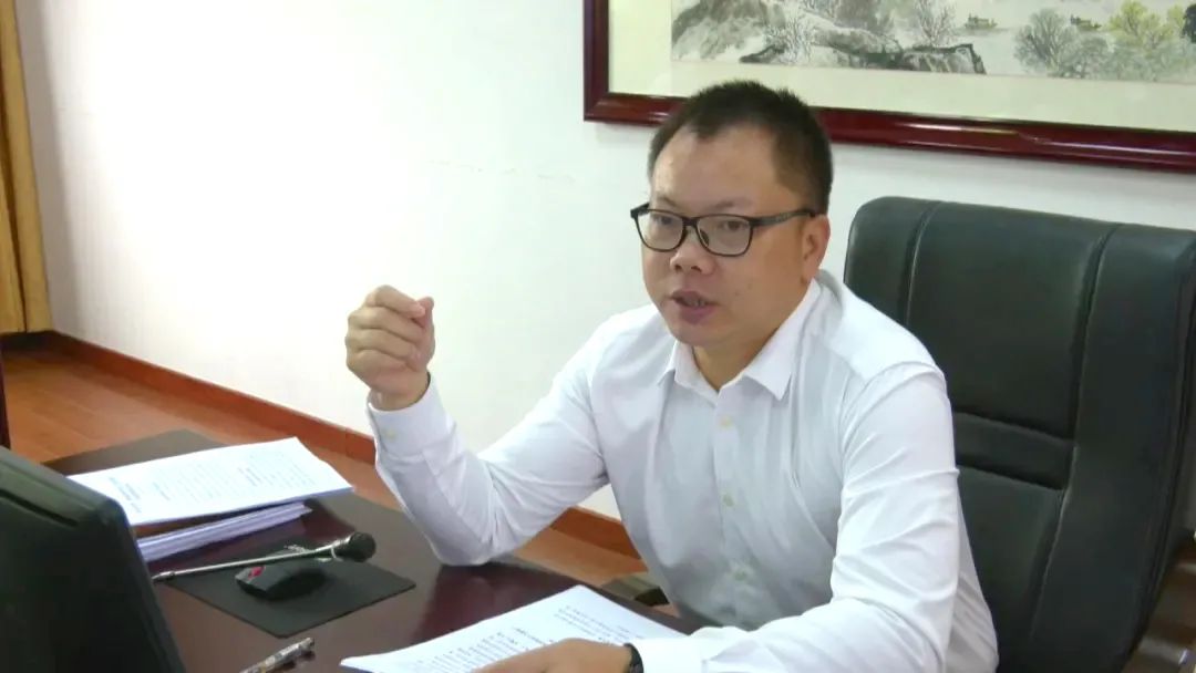 周小勇主持召开县政府党组扩大会议