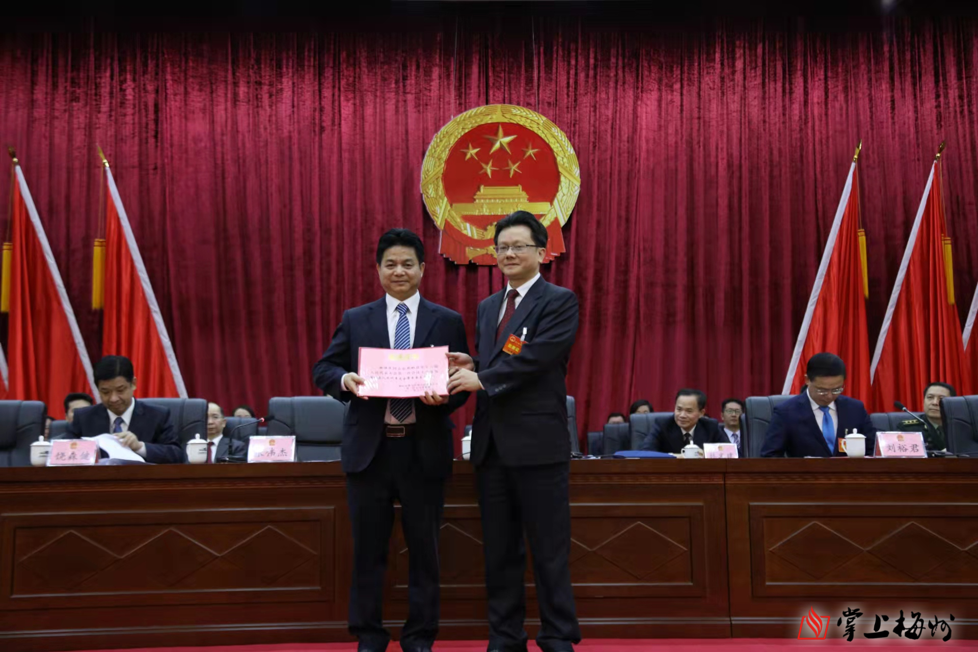 书记刘鸿涛为新当选的县人民政府县长刘裕君,县人大常委会主任张伟杰