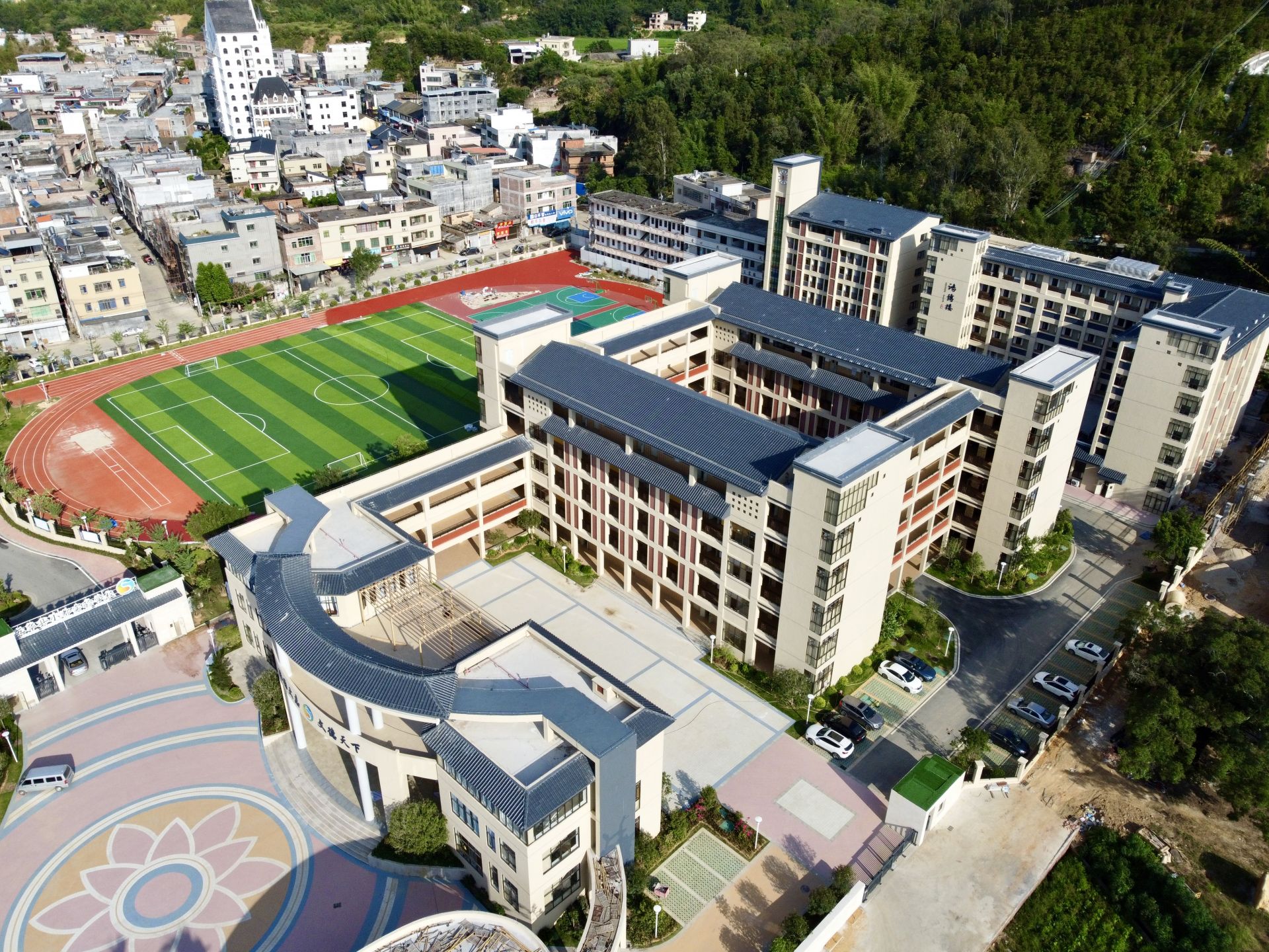 五华县小都中学和横陂镇第三小学改扩建完成,学生告别破旧的校园环境.