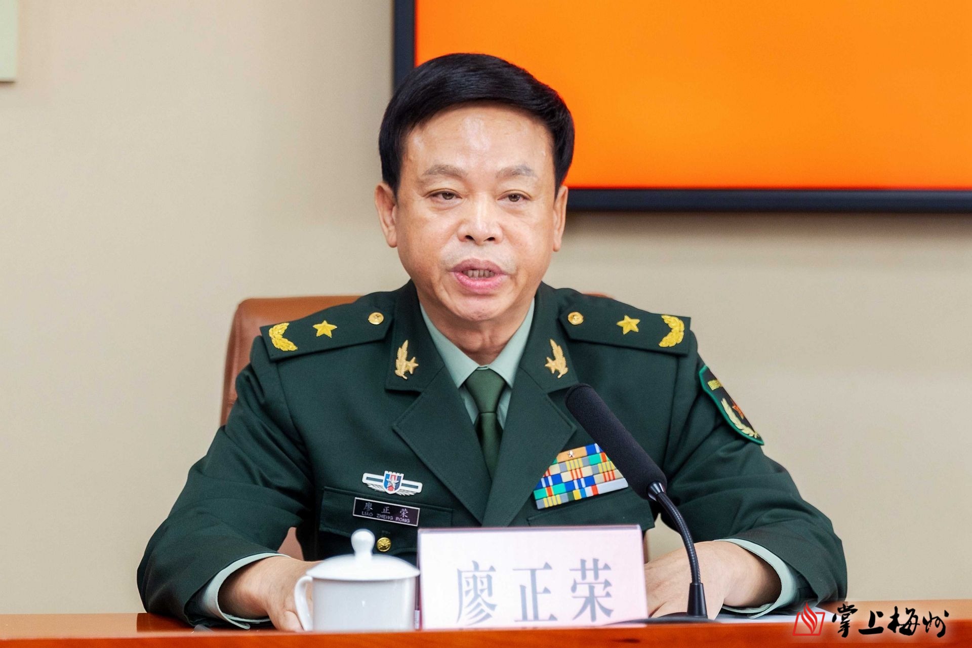 省军区少将副司令员廖正荣宣布任职决定并向马正勇颁发任职证书