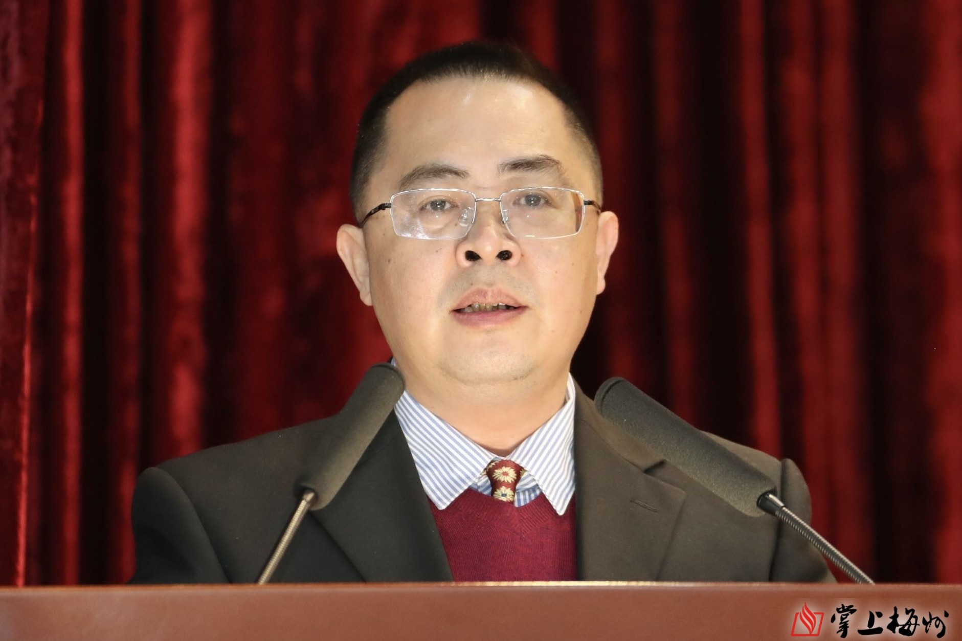 市政协八届一次会议举行委员大会发言