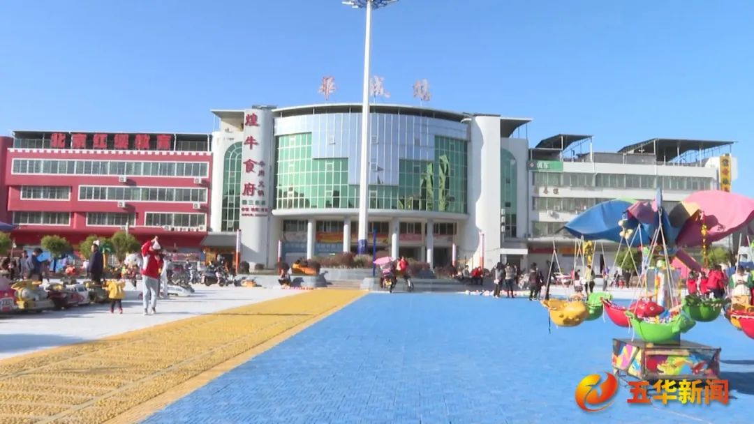 记者来到华城火车站广场看到,整个广场呈现出一柄乒乓