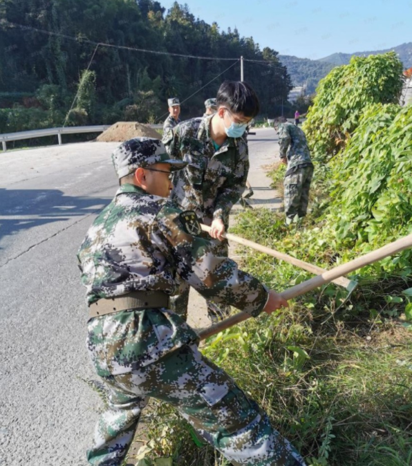 不怕苦累脏这支特别的清洁队伍给五华矮畲村来了个大扫除