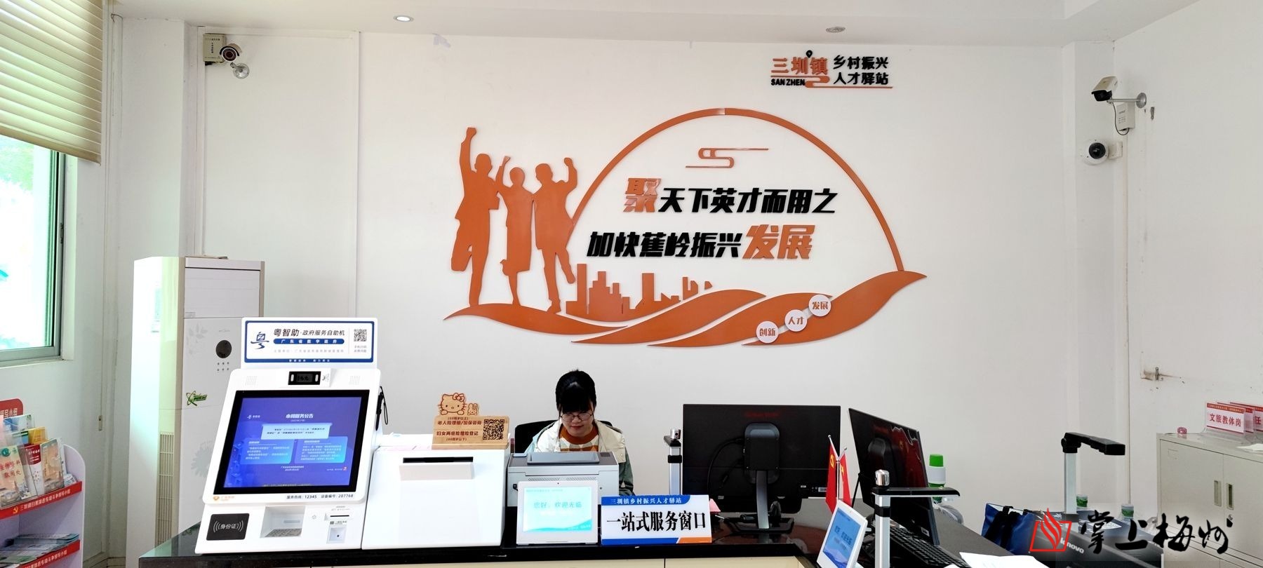 在丘成桐国际会议中心一楼县级人才驿站施工现场,记者见到,工人们正忙