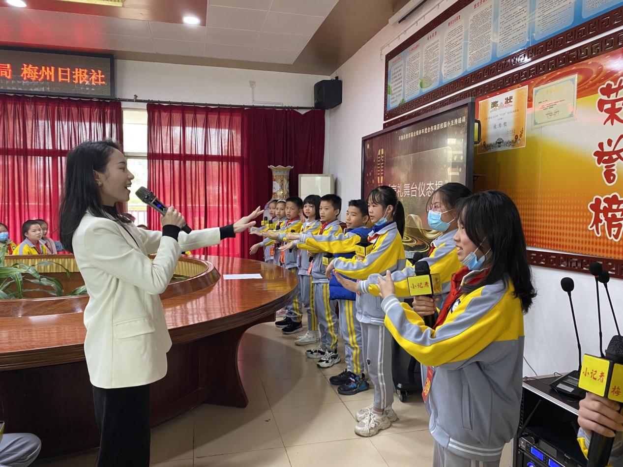 丰顺县留隍第一中心小学举行校园小主持人培训活动
