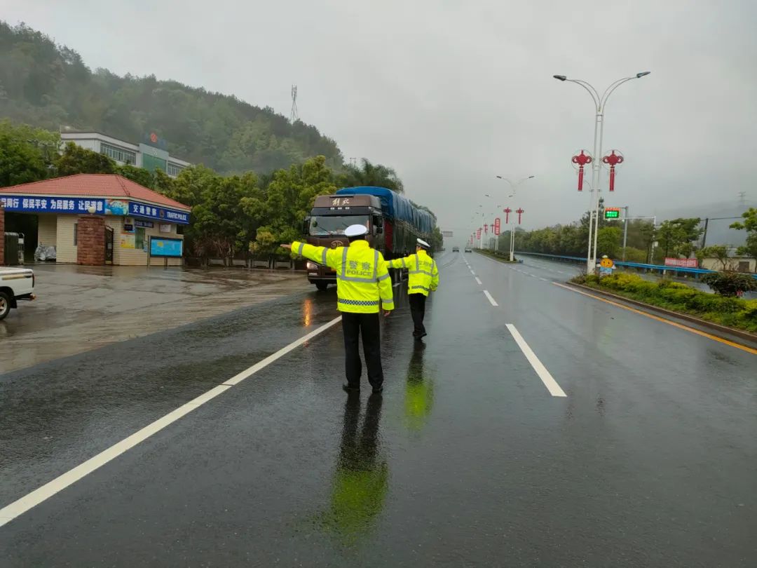 雨你同行平远交警雨中坚守保畅通