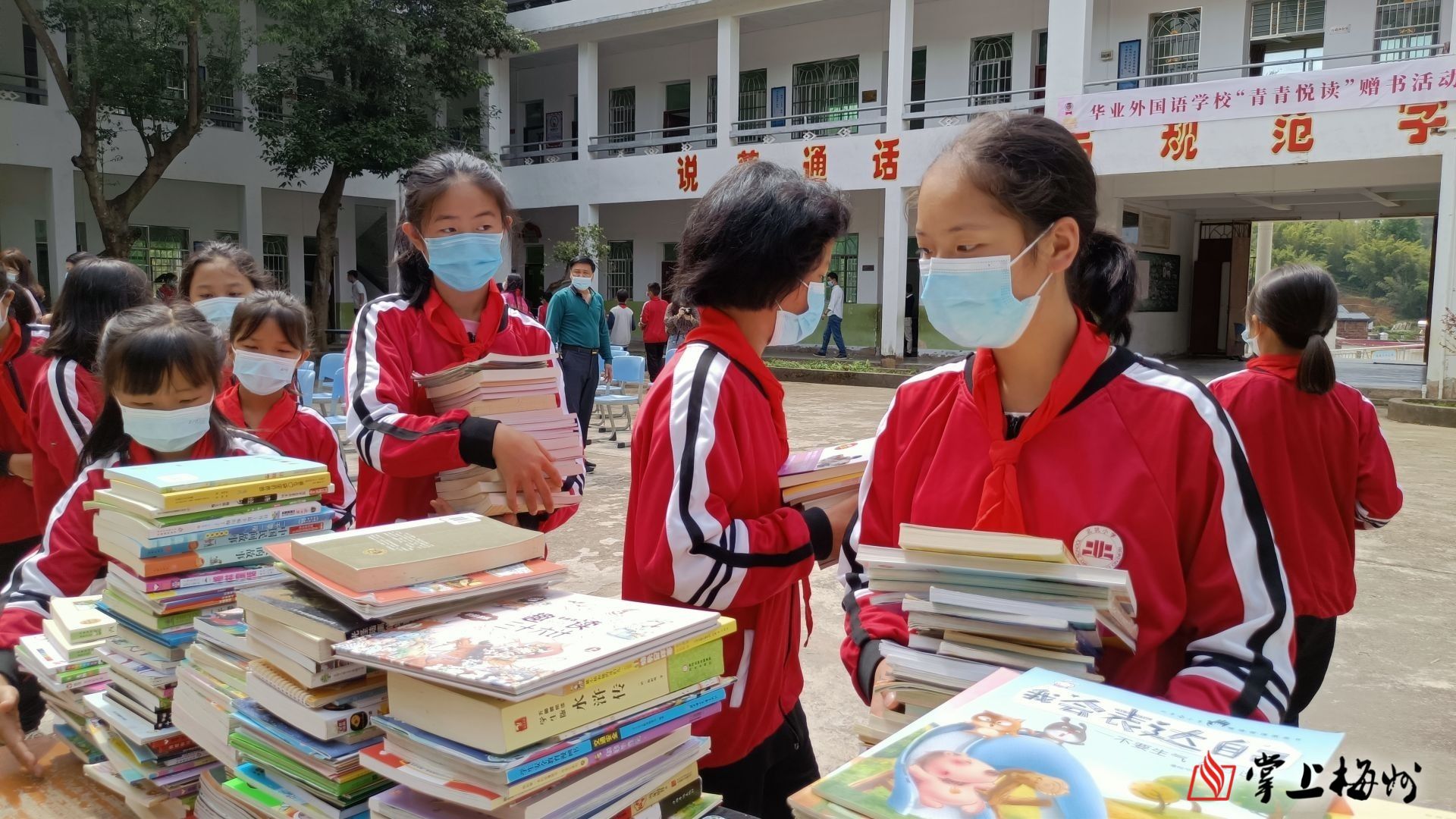 我为山区孩子捐本书大埔县北坑小学收到约2000本爱心书籍孩子们可高兴