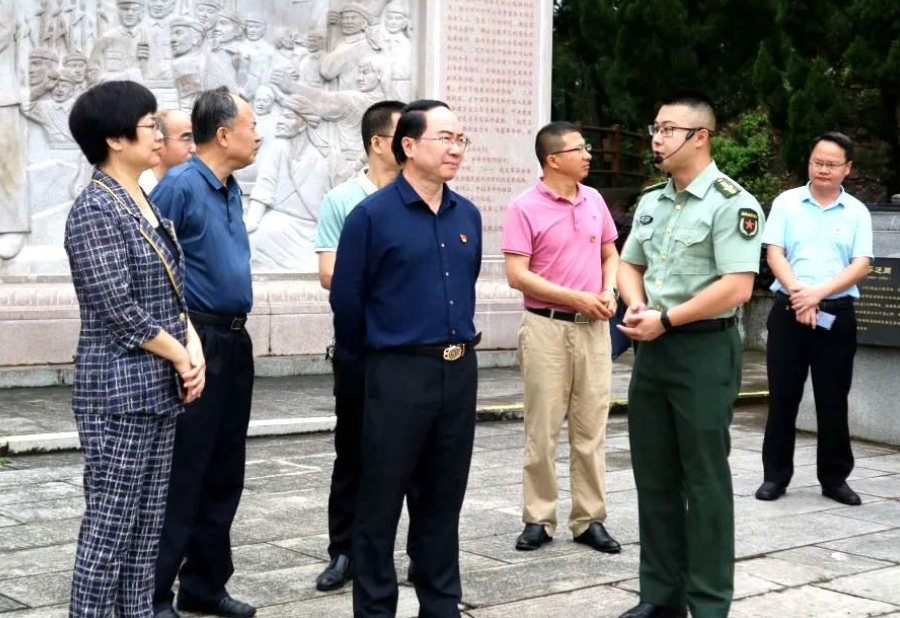 嘉应学院党委副书记罗任权一行来到三河坝战役纪念园,瞻仰烈士纪念碑