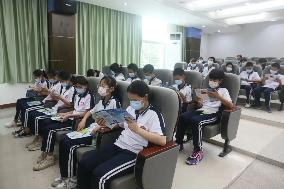 平远法院邀请坝头学校学生零距离观摩庭审