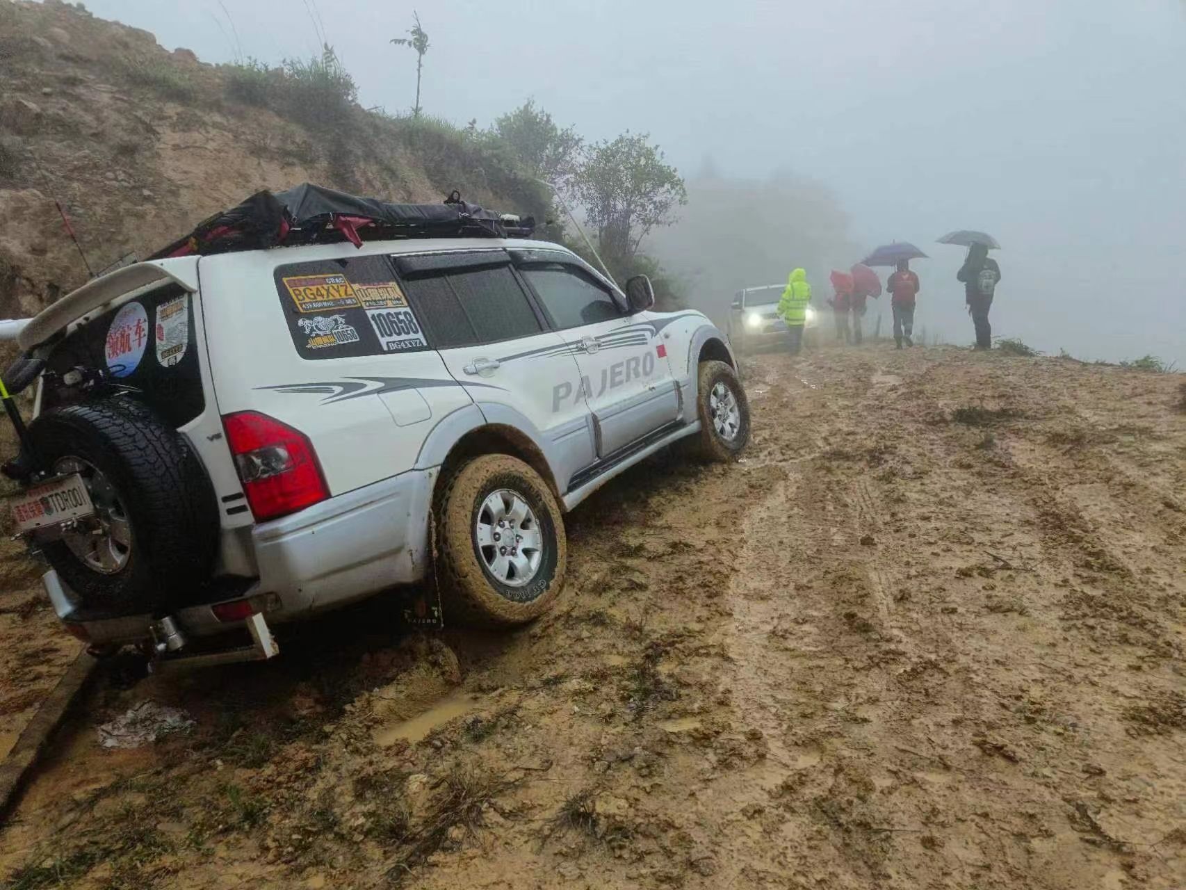 越野车被困泥泞山路五华县青年先锋突击队出动