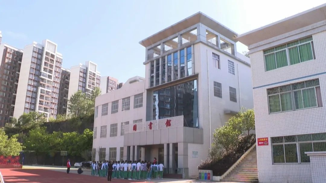 在活动现场,城南中学学生分散在各个区域,饶有兴致地观看展示的文物