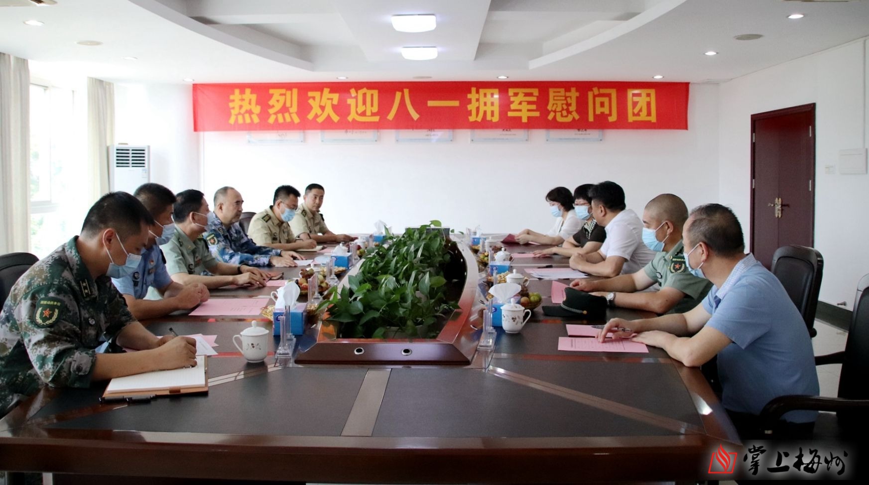 副县长饶凌云带领"八一"拥军慰问团先后前往梅州军分区和96715部队