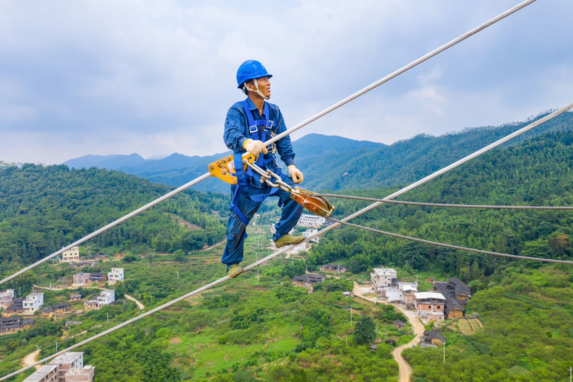 众生相烈日下高空作业的电力工人