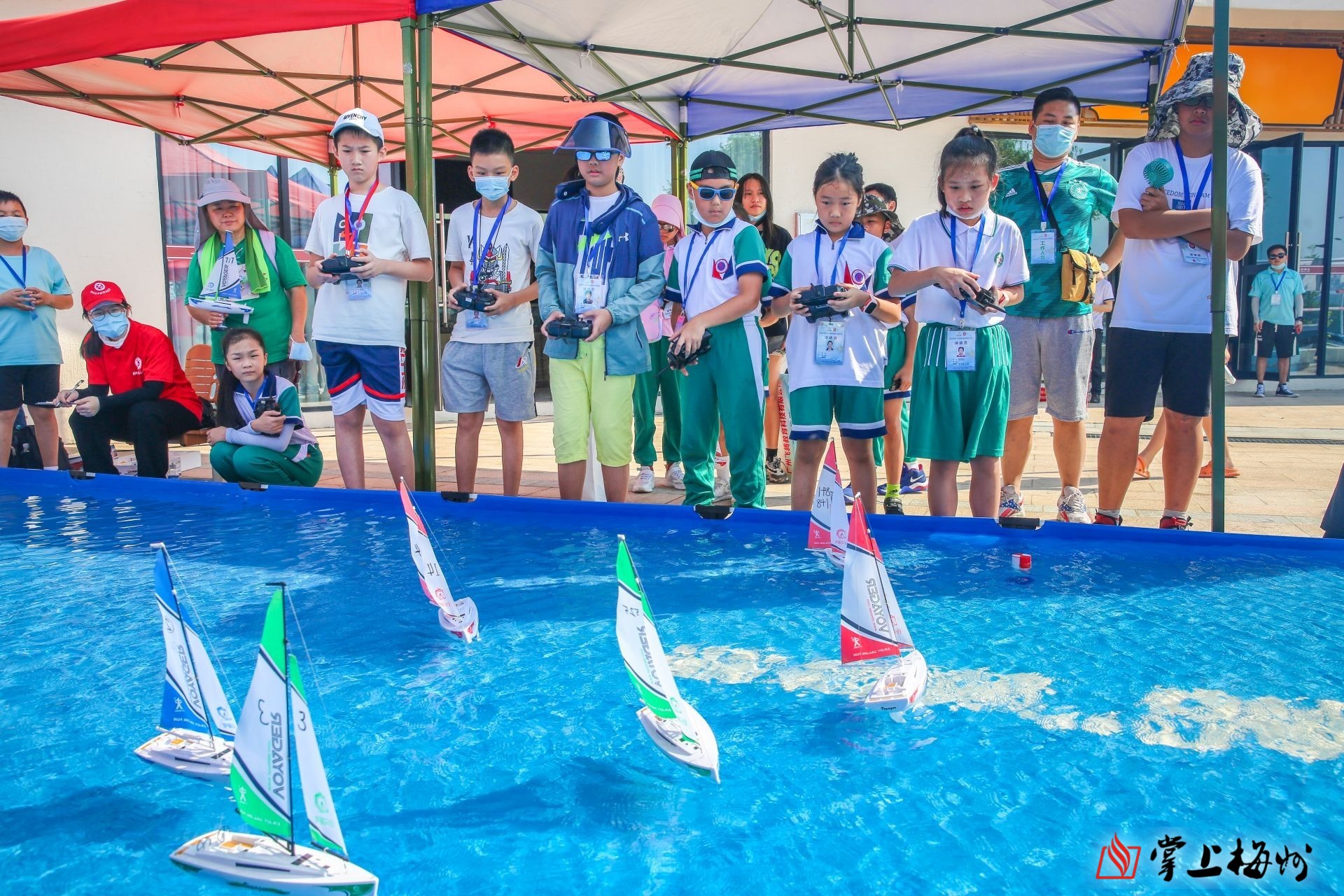 选手正在全神贯注比赛.