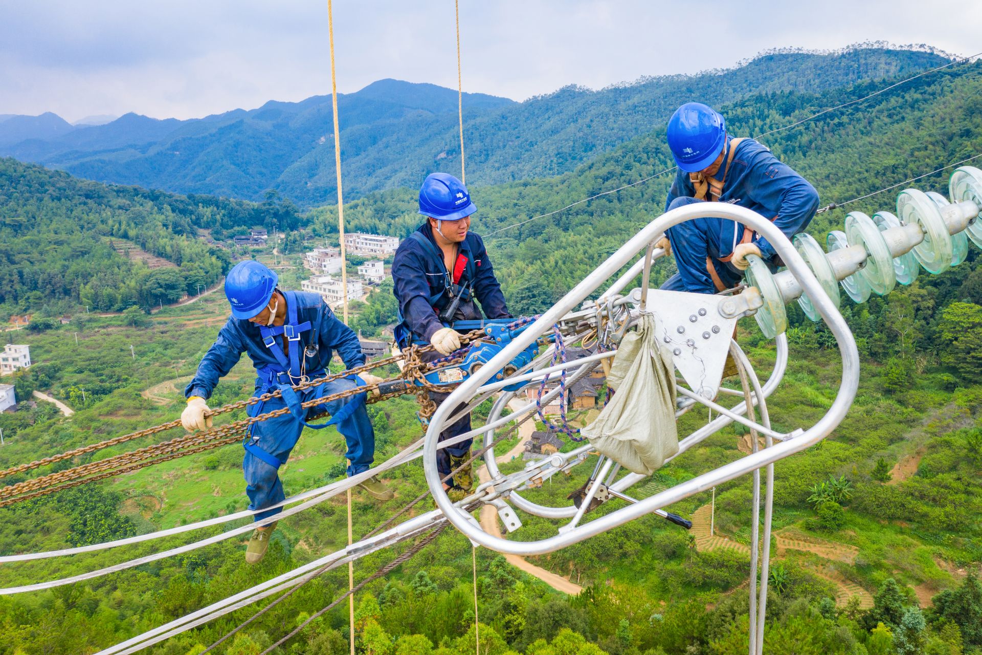 众生相烈日下高空作业的电力工人