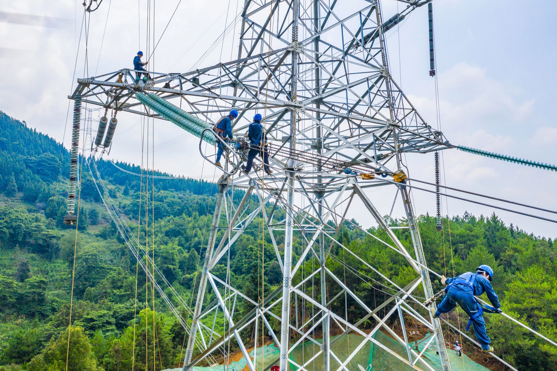 众生相烈日下高空作业的电力工人
