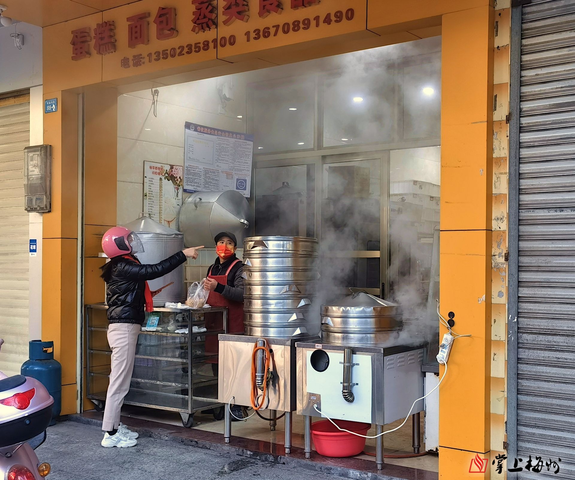 街边包子铺,早餐店,各式各样的早点热气腾腾,为市民一天注入满满元气