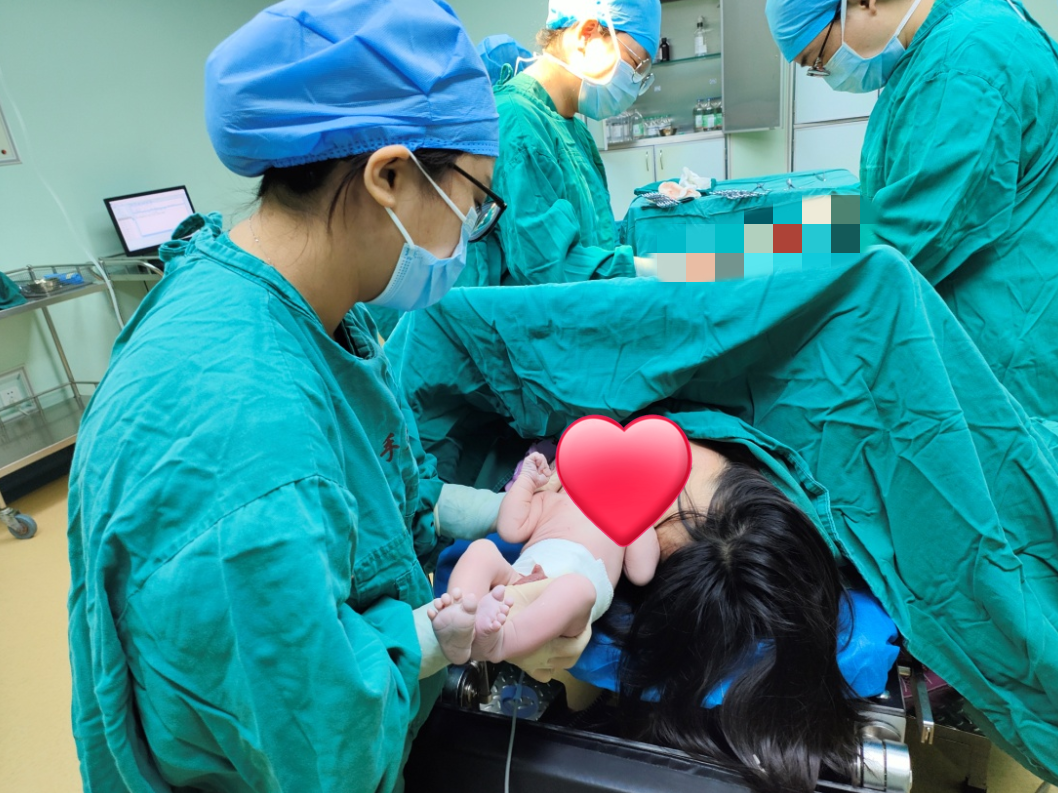 67平远县人民医院成功抢救一名脐带脱垂婴儿