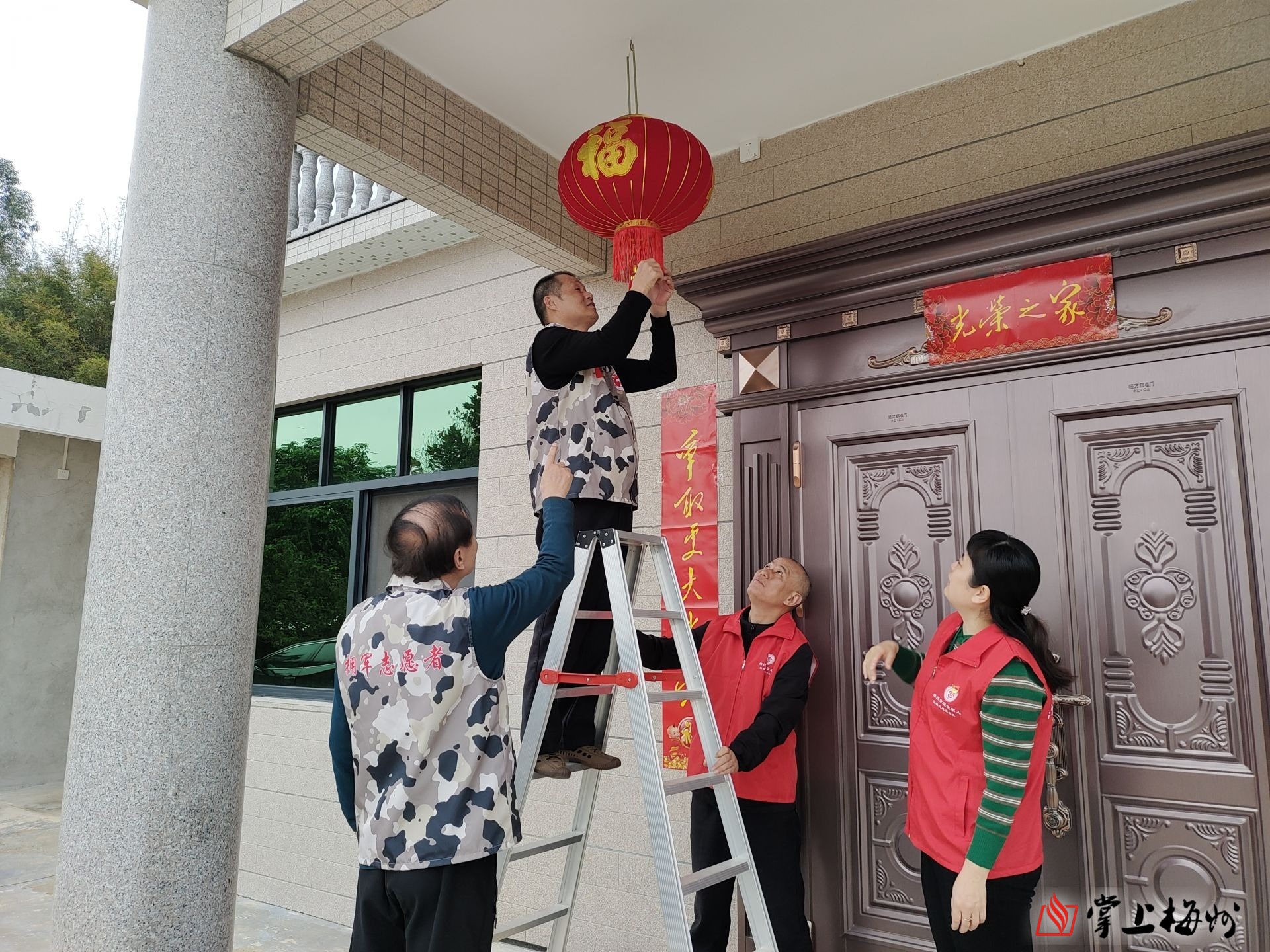 新春送祝福蕉岭县退役军人事务局组织开展为退役军人贴春联挂灯笼活动